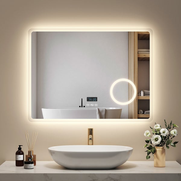 Badezimmer mit beleuchtetem Spiegel, Waschbecken und Dekorationsartikeln