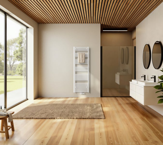 Modernes Badezimmer mit Holzboden und Lamellendecke, Wandheizkörper, Doppelwaschtisch und bodentiefen Fenstern für ein helles und offenes Ambiente.