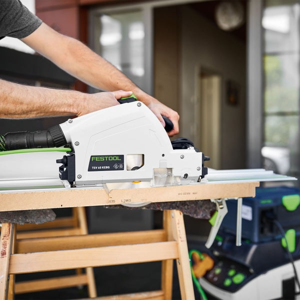 Festool Tauchsäge TSV 60 KEBQ beim Schneiden einer Holzplatte auf einer Führungsschiene.