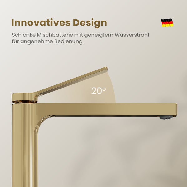 Schlanke goldfarbene Mischbatterie mit einstellbarem Wasserstrahl für eine angenehme Bedienung.