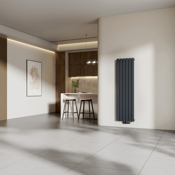 Moderner Raum mit Heizkörper, Kücheninsel und Hockern.