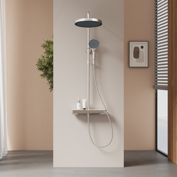 Duschsystem mit Kopfbrause und Handbrause im Badezimmer