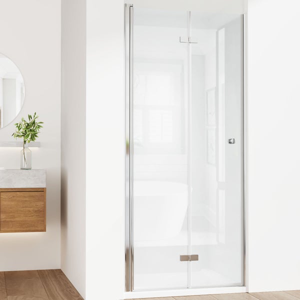 Duschkabine mit Drehtür aus Glas und Chromrahmen im Badezimmer