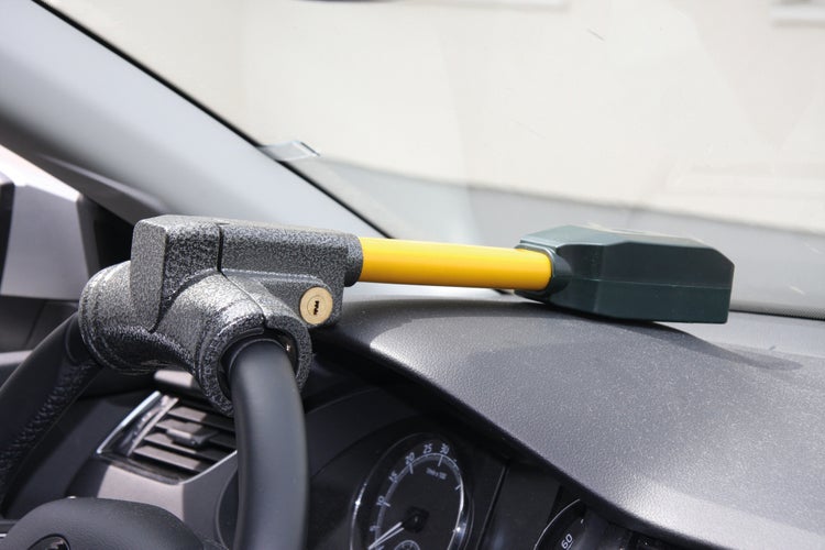 BASI Lenkradkralle mit Alarm KFZ 102 Universelle Diebstahlsicherung aus gehätetem Stahl mit Kunststoffüberzug und Alarm zur zusätzlichen Absicherung von PKW, LKW, SUVs, Wohnmobile usw. inkl. Fernbedienung und 2 Schlüsseln, 120db Alarm und Strobolicht