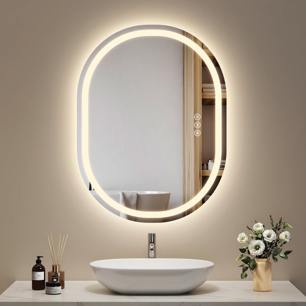 Ovaler LED Wandspiegel mit integrierter Beleuchtung und Touch Steuerung über einem Waschbecken im modernen Badezimmer.