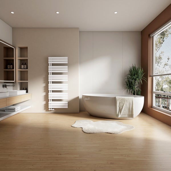 Helles Badezimmer mit freistehender Badewanne, Waschtisch und Handtuchwärmer