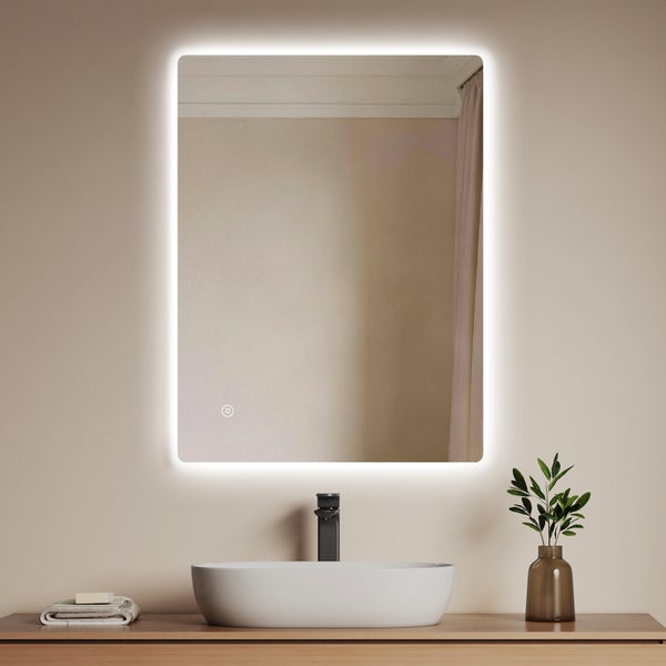 Moderner LED-Badezimmerspiegel mit abgerundeten Ecken und Touch-Schalter über einem Aufsatzwaschbecken auf einem Waschtisch aus Holz.