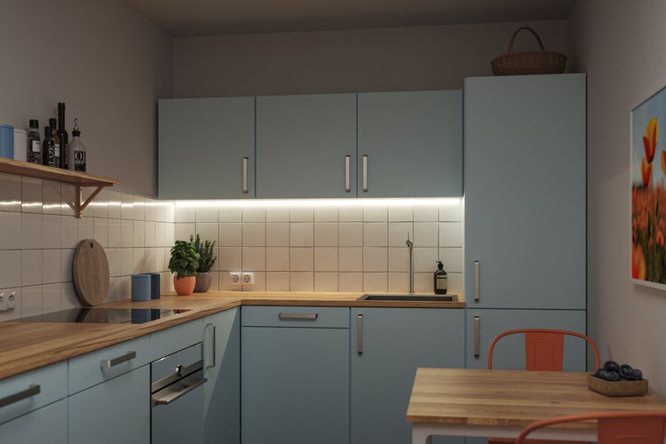 Moderne Küche mit blauen Schränken, Holzarbeitsplatten und Esstisch