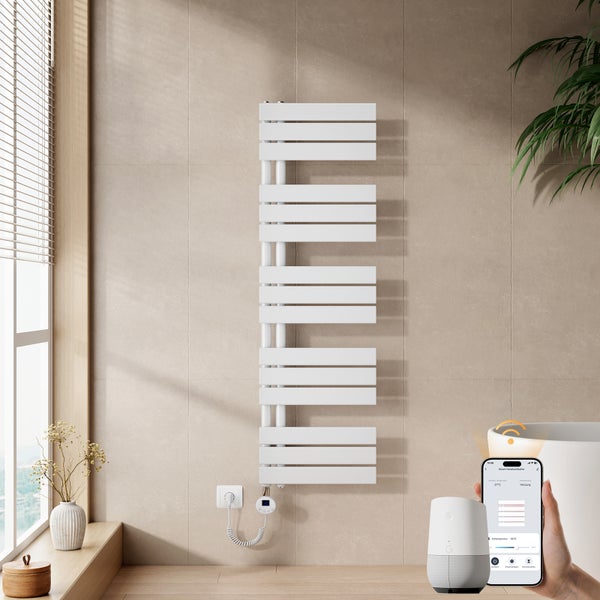 Moderner weißer Badheizkörper an einer beigen Fliesenwand, steuerbar per App auf einem Smartphone und über einen Smart-Speaker im hellen Badezimmer.