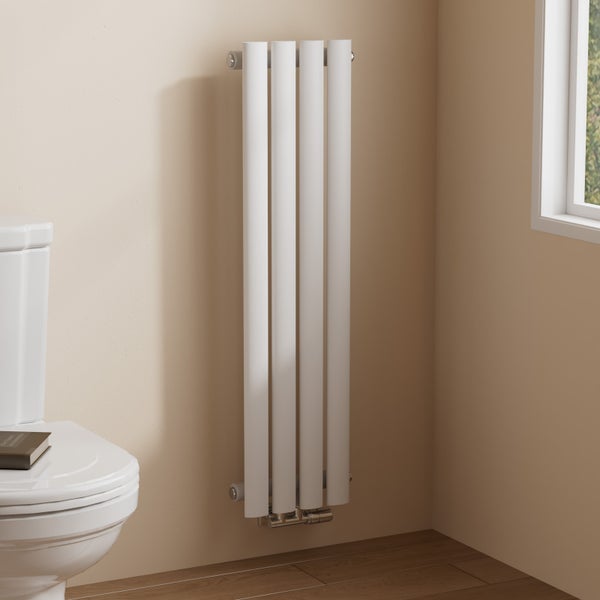 Modernes Badezimmer mit vertikalem Heizkörper, Toilette und Fenster.