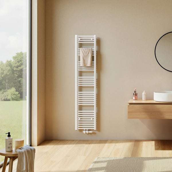 Modernes Badezimmer mit weißem Handtuchwärmer an der Wand