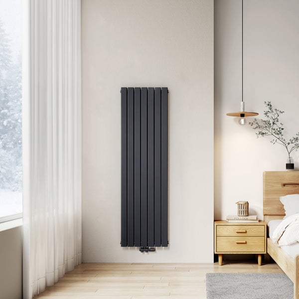 Wohnzimmer mit Sofa, Paar und vertikalem Heizkörper