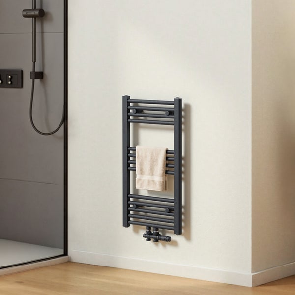 Badezimmer mit Handtuchheizkörper an der Wand und Dusche