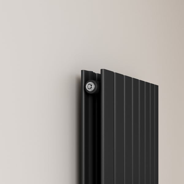 Schwarzer Heizkörper an der Wand