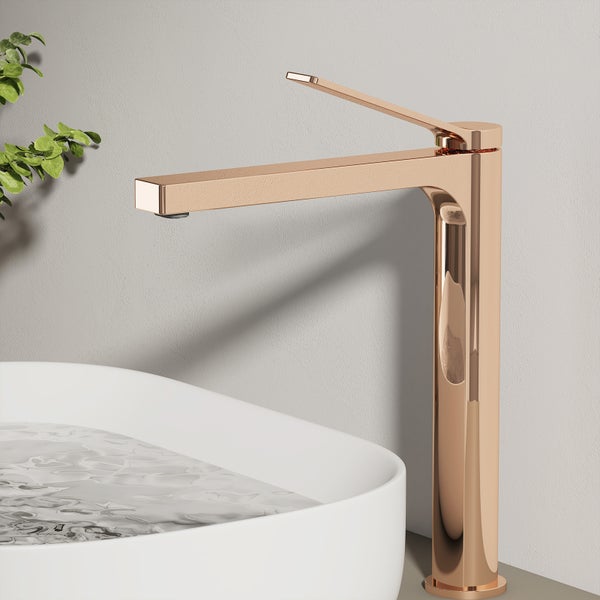 Hoher Waschtischmischer aus Metall neben einem Waschbecken