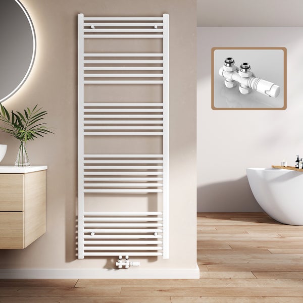 Badezimmer Szene mit einem weißen Handtuchwärmer und einem Thermostatventil