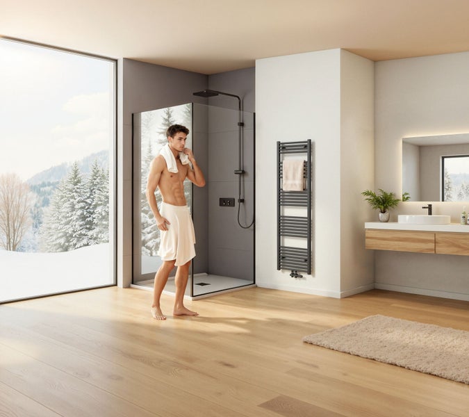 Helles Badezimmer mit Dusche, Heizkörper und einem Mann mit Handtuch