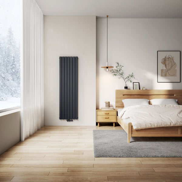 Vertikaler Heizkörper im modernen Design an einer Wand