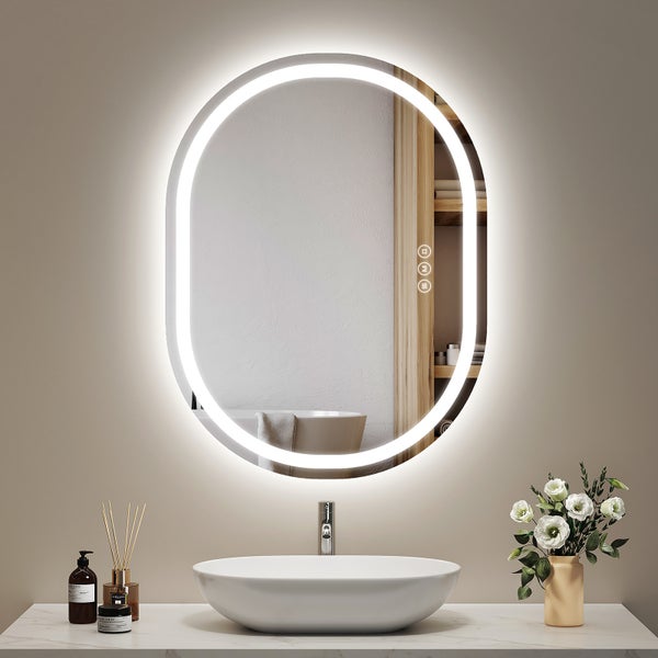 Ovaler Badezimmerspiegel mit integrierter LED Beleuchtung und Touch Steuerung über einem Waschtisch mit Waschbecken in modernem Badezimmer.