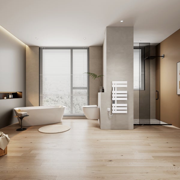 Modernes Badezimmer mit freistehender Badewanne, wandhängendem WC, bodengleicher Dusche, weißem Handtuchheizkörper und hellem Boden in Holzoptik.