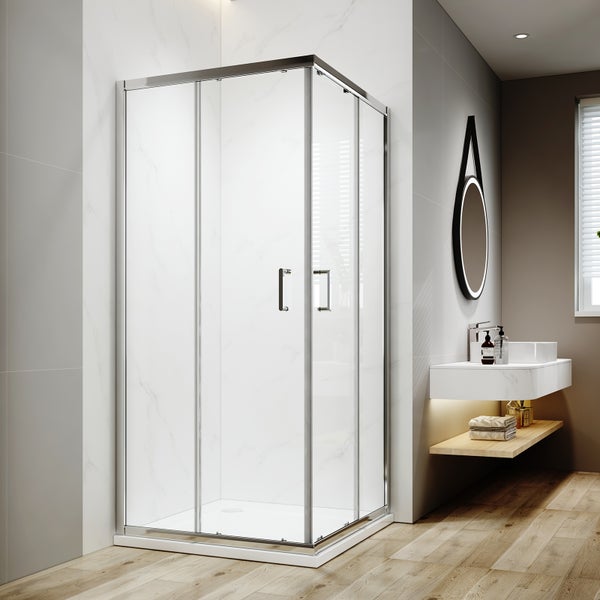 Eckdusche mit klaren Glasscheiben und verchromtem Rahmen im Badezimmer