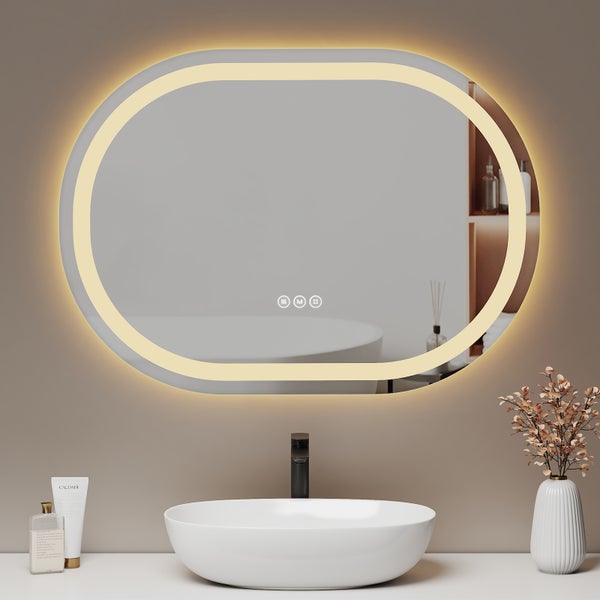 Ovaler Spiegel mit LED-Beleuchtung über einem Waschbecken im Badezimmer.