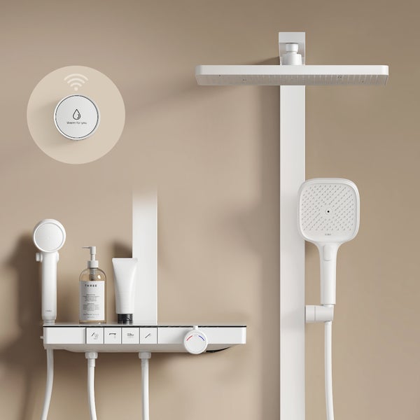 Weißes Duschsystem mit Regendusche, zwei Handbrausen, Thermostat-Ablage mit Druckknöpfen und kabelloser Fernbedienung.