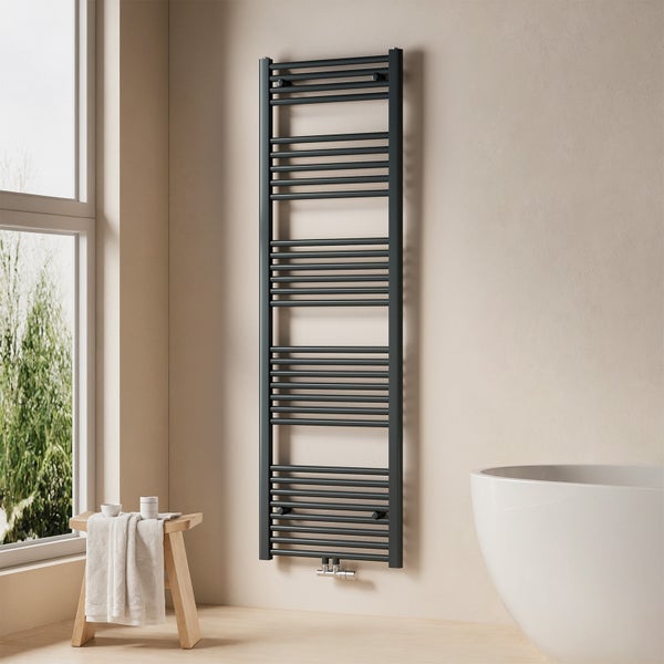 Badezimmer mit Handtuchwärmer, Badewanne und Fenster