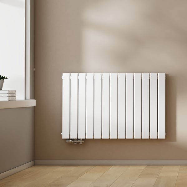 Weißer Heizkörper an einer Wand in einem hellen Raum