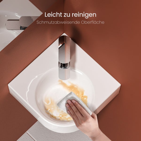 Eckwaschbecken mit schmutzabweisender Oberfläche wird gereinigt