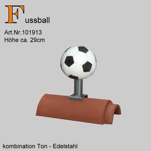 Dekorative Firstfigur Fußball aus Ton und Edelstahl, Höhe circa 29 Zentimeter.