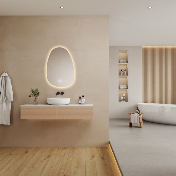 Helles, modern gestaltetes Badezimmer mit hängendem Waschtisch aus Holz, ovalem beleuchtetem Spiegel, Aufsatzwaschbecken und freistehender Badewanne.
