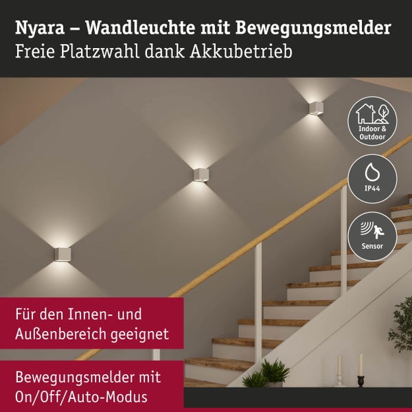 Szene mit Treppe und drei eingeschalteten Wandleuchten mit Bewegungsmelder