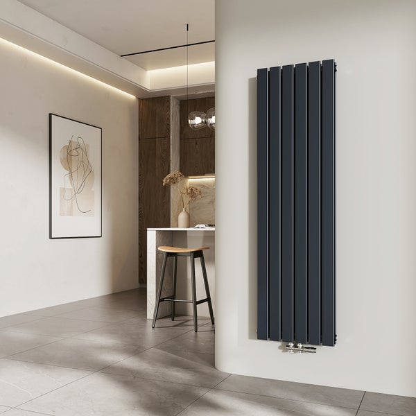 Vertikaler Heizkörper an der Wand in einem modernen Raum.