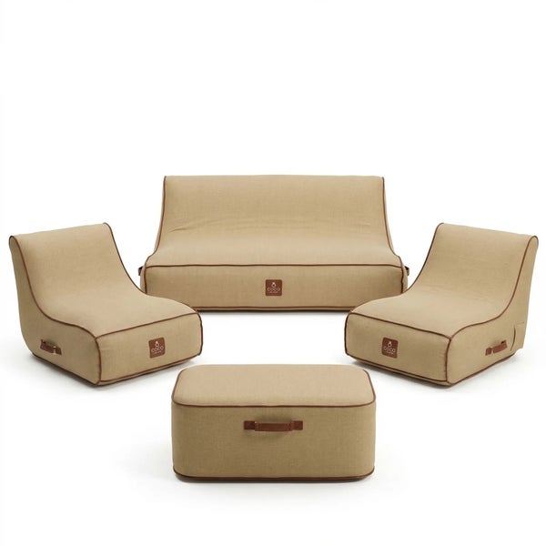 Coco Lounge Set bestehend aus einem Sofa, zwei Sesseln und einem Hocker aus Stoff mit Tragegriffen und Coco Lounge Logo.