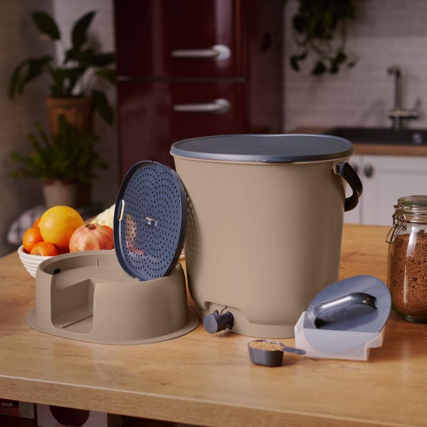Skaza Bokashi Essential Biomülleimer Küche (15,3 Liter) + Base - Komposteimer Küche und Garten aus recyceltem Kunststoff - Starter Set + incl. 1 kg Fermentation Starter - Capuccino