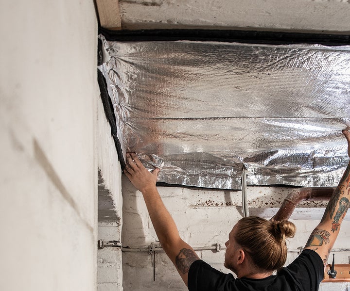 Anbringen von Dämmmaterial an einer Wand