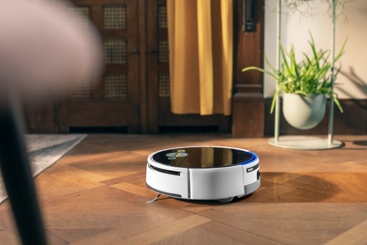 Saugroboter auf Holzboden in einem Wohnraum