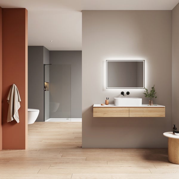 Modernes Badezimmer mit Waschtisch aus Holz, Aufsatzwaschbecken, beleuchtetem Wandspiegel und begehbarer Dusche in offener Raumgestaltung.