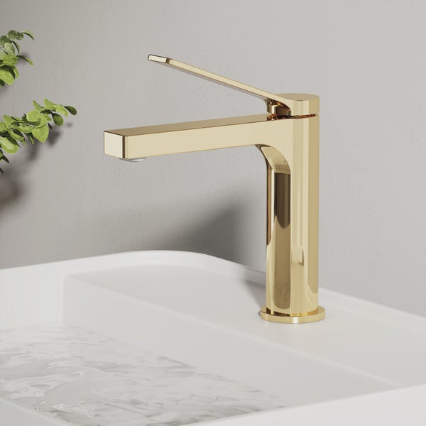 Goldene Waschtischarmatur auf einem Waschbecken