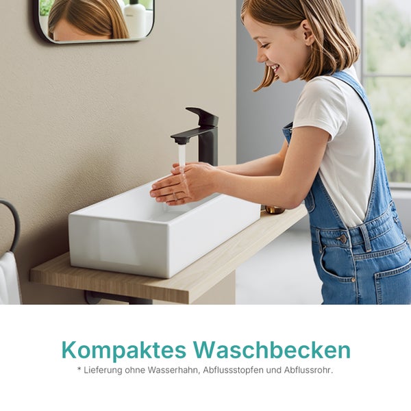 Rechteckiges Aufsatzwaschbecken aus Keramik mit Armatur in einem Badezimmer, eine Person wäscht ihre Hände