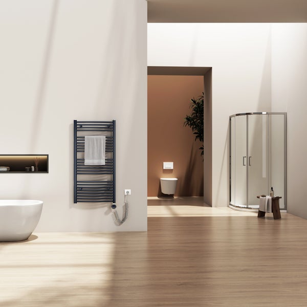 Modernes Badezimmer mit freistehender Badewanne, Handtuchheizkörper, Duschkabine und WC in einem separaten Bereich mit hellem Ambiente.