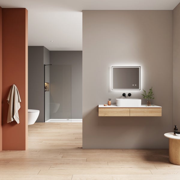 Modernes Badezimmer mit wandhängendem Waschtisch in Holzoptik, Aufsatzwaschbecken, beleuchtetem LED Spiegel und bodengleicher Duschkabine.