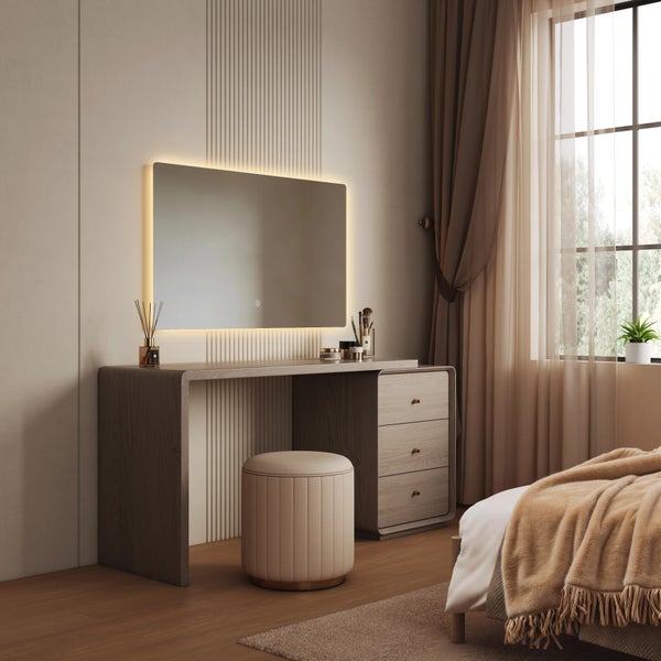 Moderner Schminktisch aus Holz mit beleuchtetem Wandspiegel und passendem Hocker in einem stilvollen Schlafzimmer.