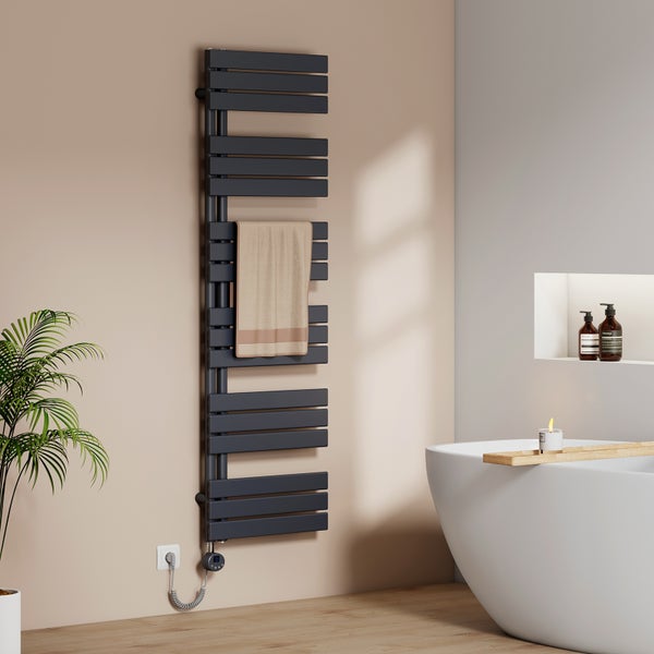 Modernes Badezimmer mit einem grauen Handtuchwärmer, an dem ein Handtuch hängt, und einer freistehenden Badewanne.