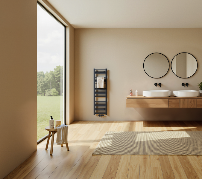 Helles Badezimmer mit Waschbecken, Spiegeln, Handtuchwärmer und großem Fenster