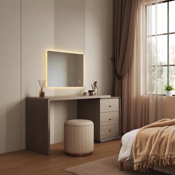 Moderner Schminktisch aus Holz mit integriertem LED Spiegel und gepolstertem Hocker in einem stilvollen Schlafzimmer.