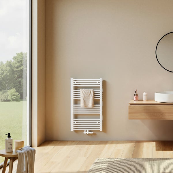 Modernes Badezimmer mit weißem Handtuchwärmer, Waschtisch und Spiegel