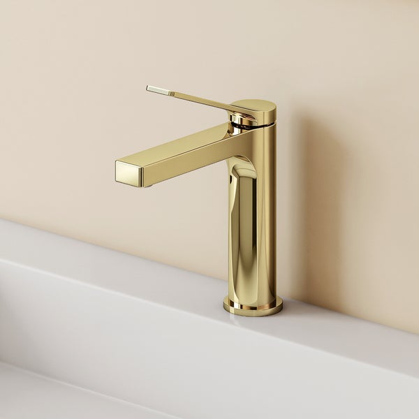 Goldene Waschtischarmatur auf einem Waschbecken