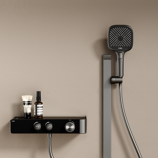 Modernes EMKE Duschsystem mit quadratischer Handbrause an einer Brausestange und schwarzer Thermostatarmatur mit praktischer Ablagefläche.